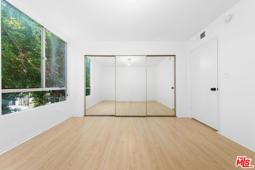 406 N OAKHURST DR Unit: 105