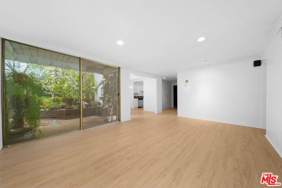 406 N OAKHURST DR Unit: 105