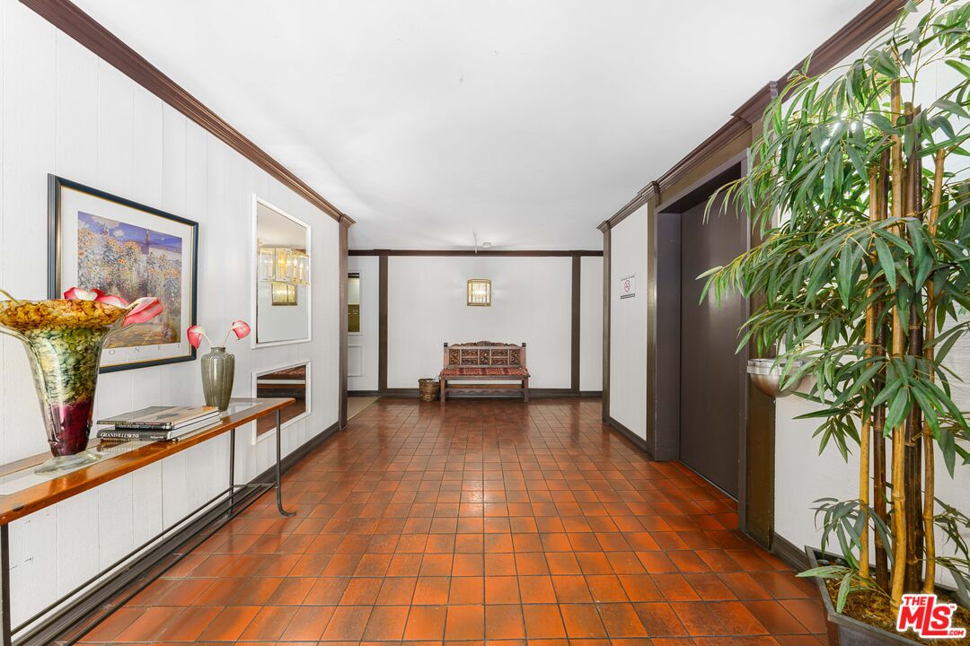 406 N OAKHURST DR Unit: 105