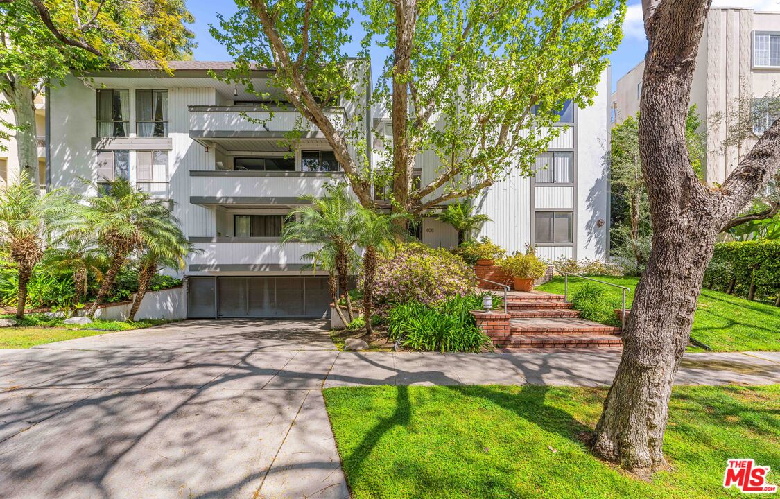 406 N OAKHURST DR Unit: 105