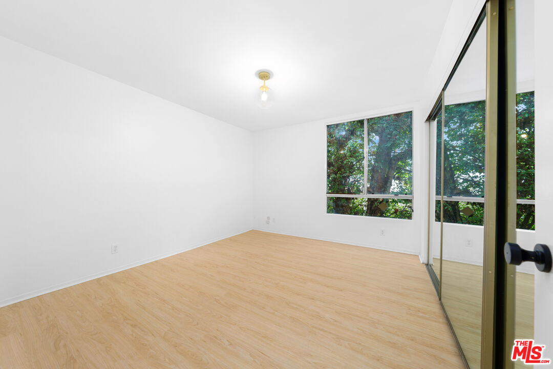 406 N OAKHURST DR Unit: 105