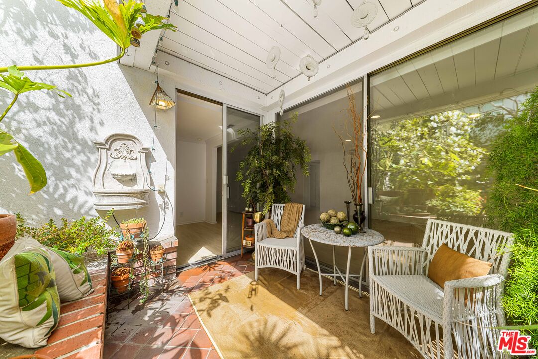 406 N OAKHURST DR Unit: 105