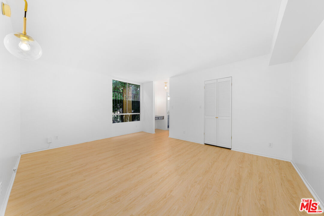 406 N OAKHURST DR Unit: 105