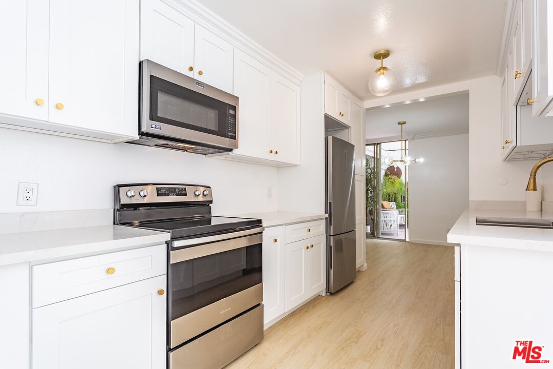 406 N OAKHURST DR Unit: 105