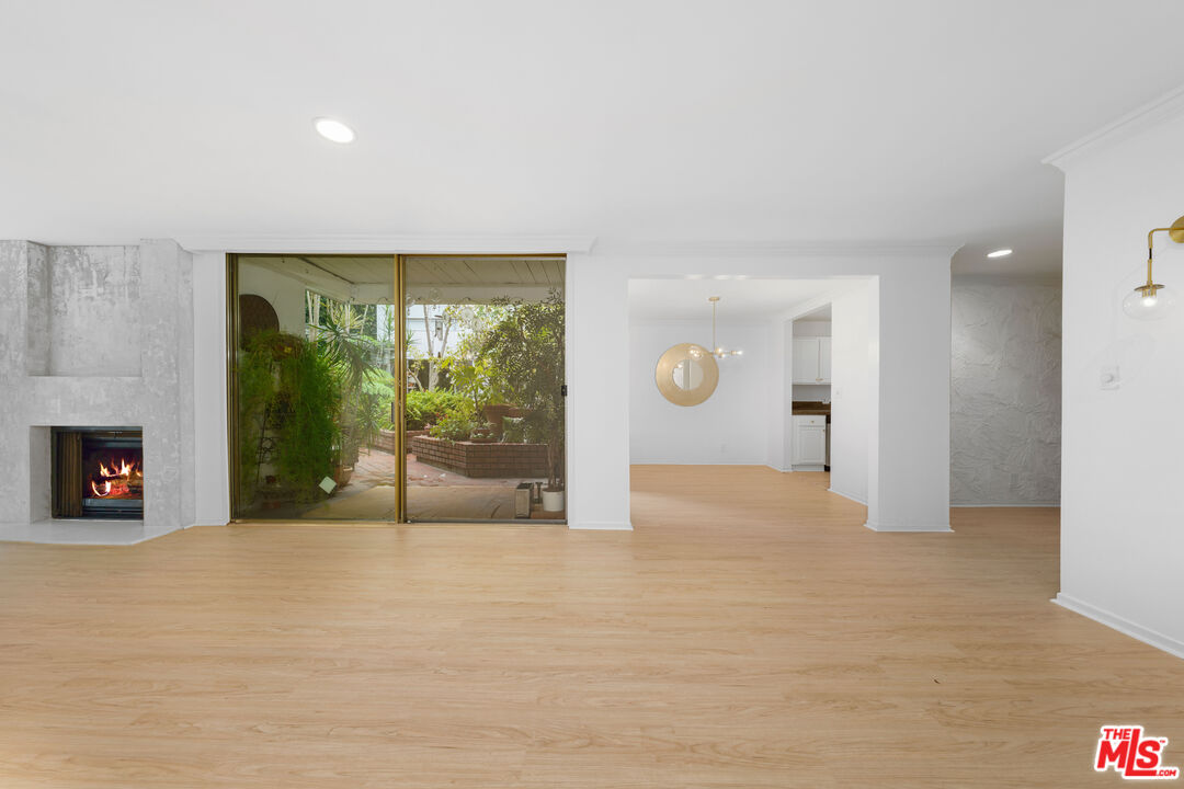 406 N OAKHURST DR Unit: 105