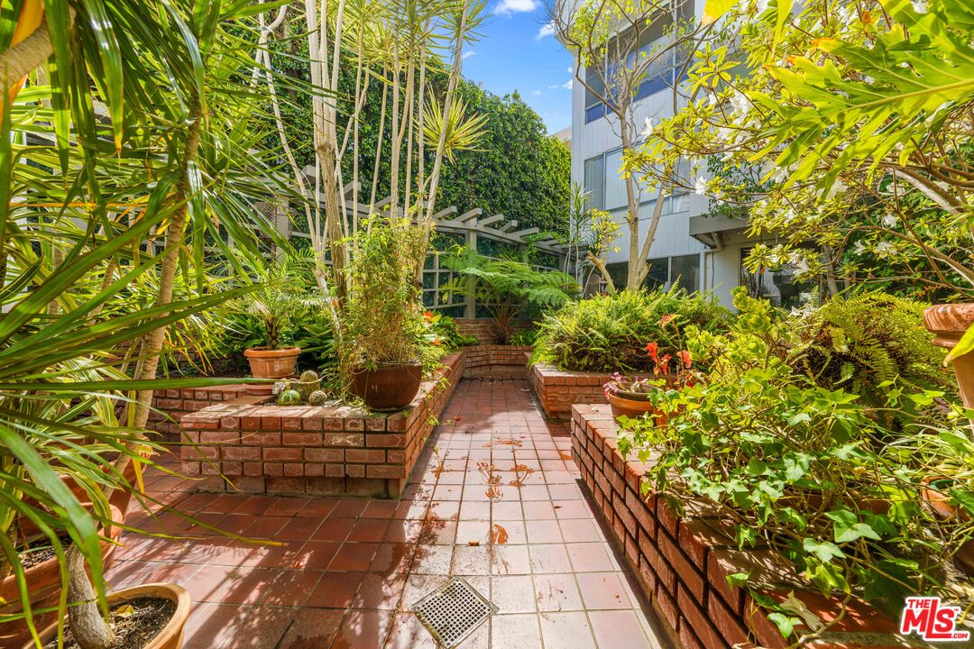 406 N OAKHURST DR Unit: 105