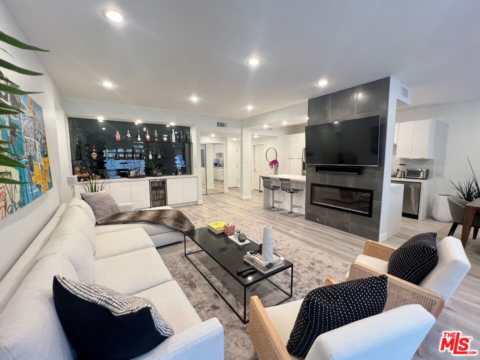 1944 Glendon Ave Unit: 109