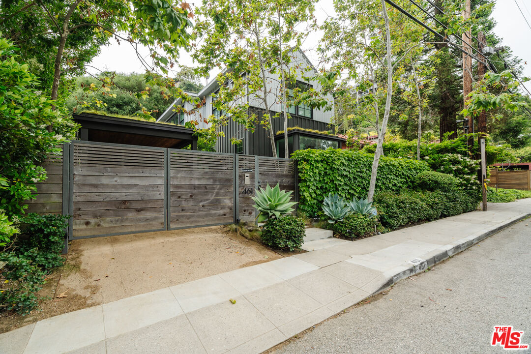 461 W Rustic Rd