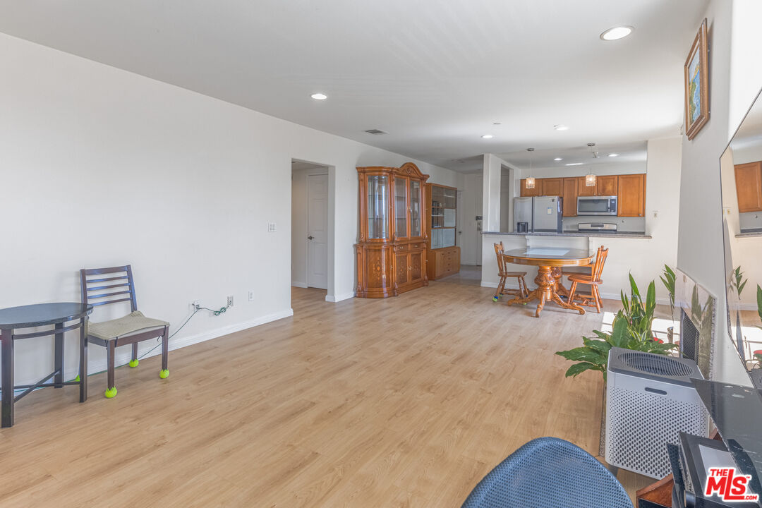 1049 S Hobart Blvd Unit: 103