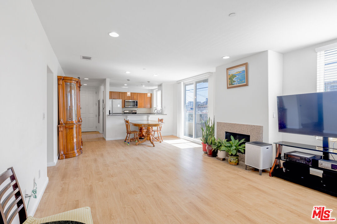 1049 S Hobart Blvd Unit: 103