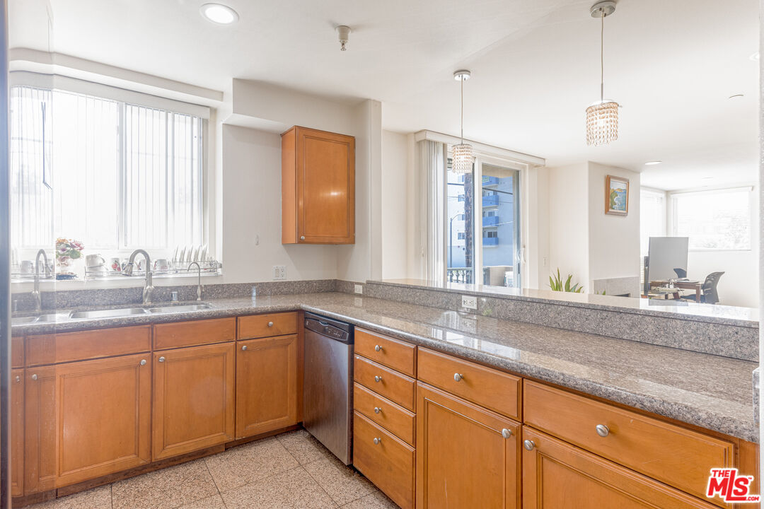 1049 S Hobart Blvd Unit: 103