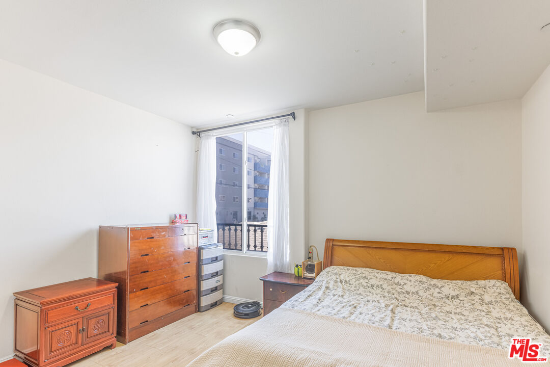 1049 S Hobart Blvd Unit: 103