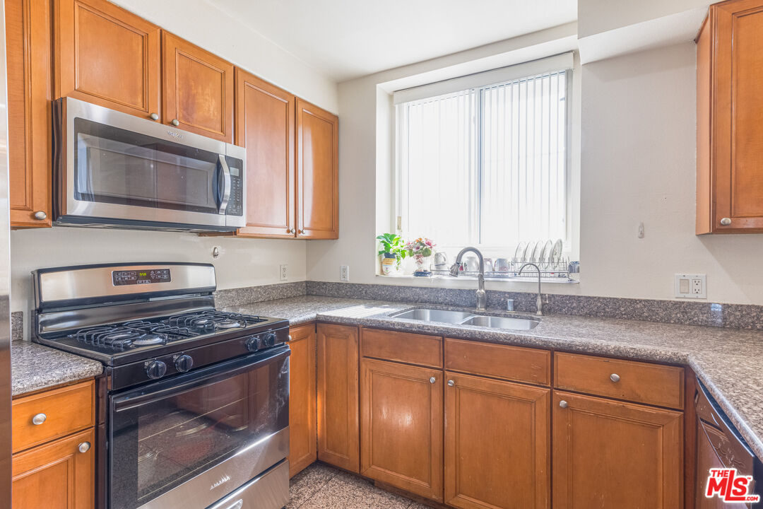 1049 S Hobart Blvd Unit: 103