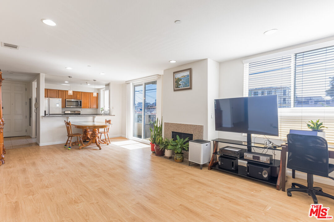 1049 S Hobart Blvd Unit: 103