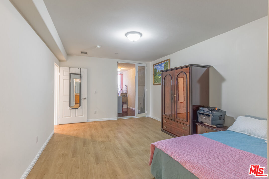 1049 S Hobart Blvd Unit: 103