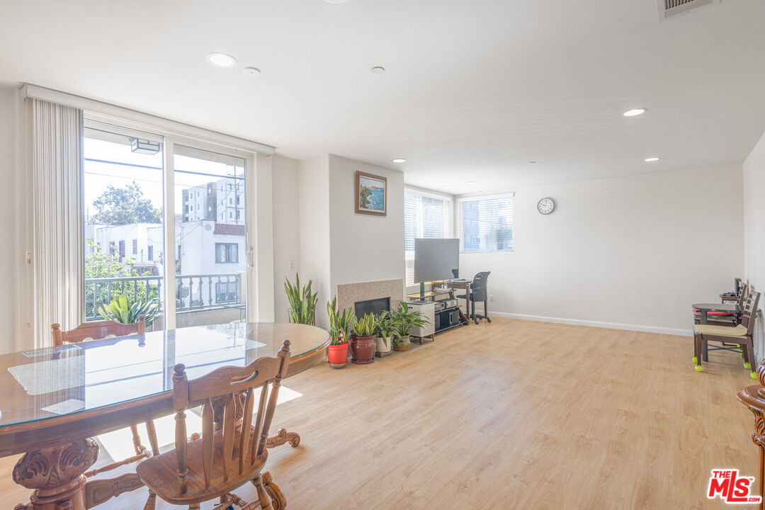 1049 S Hobart Blvd Unit: 103