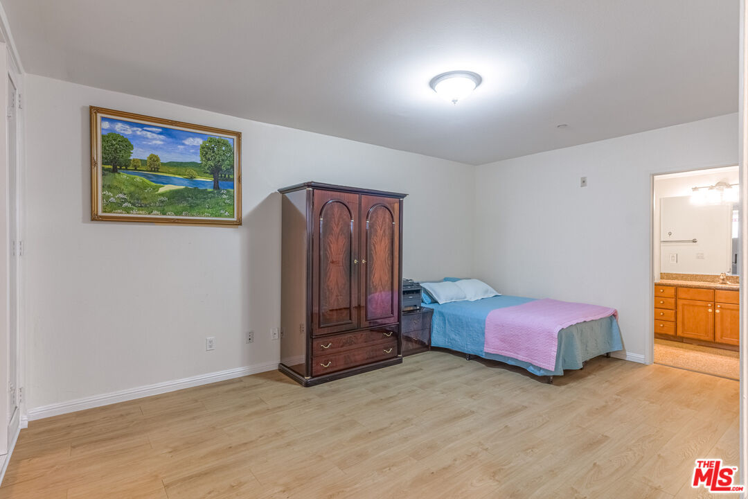 1049 S Hobart Blvd Unit: 103