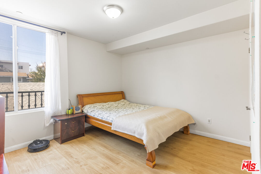 1049 S Hobart Blvd Unit: 103