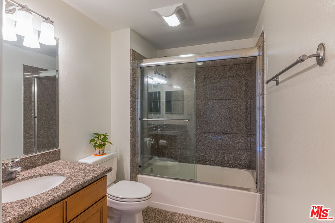 1049 S Hobart Blvd Unit: 103