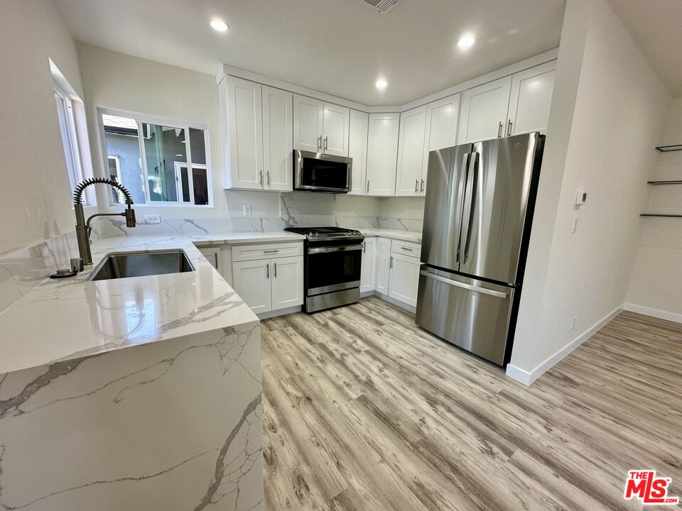 5248 Whitsett Ave Unit: 1/2