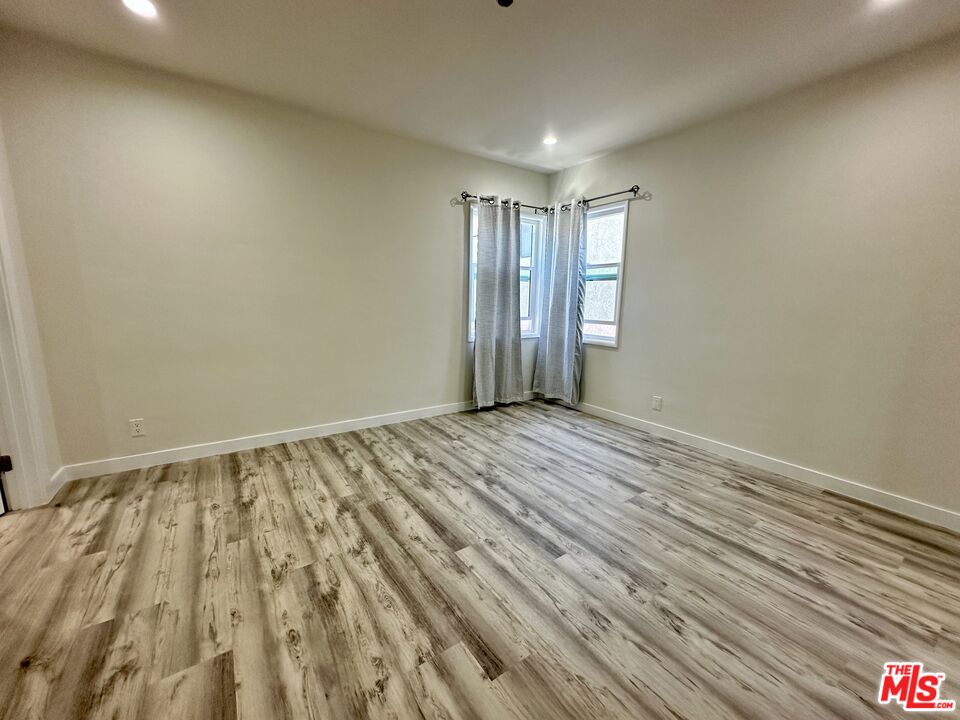 5248 Whitsett Ave Unit: 1/2