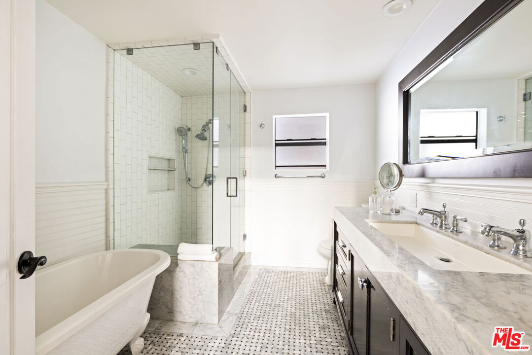 1814 Thayer Ave Unit: 4