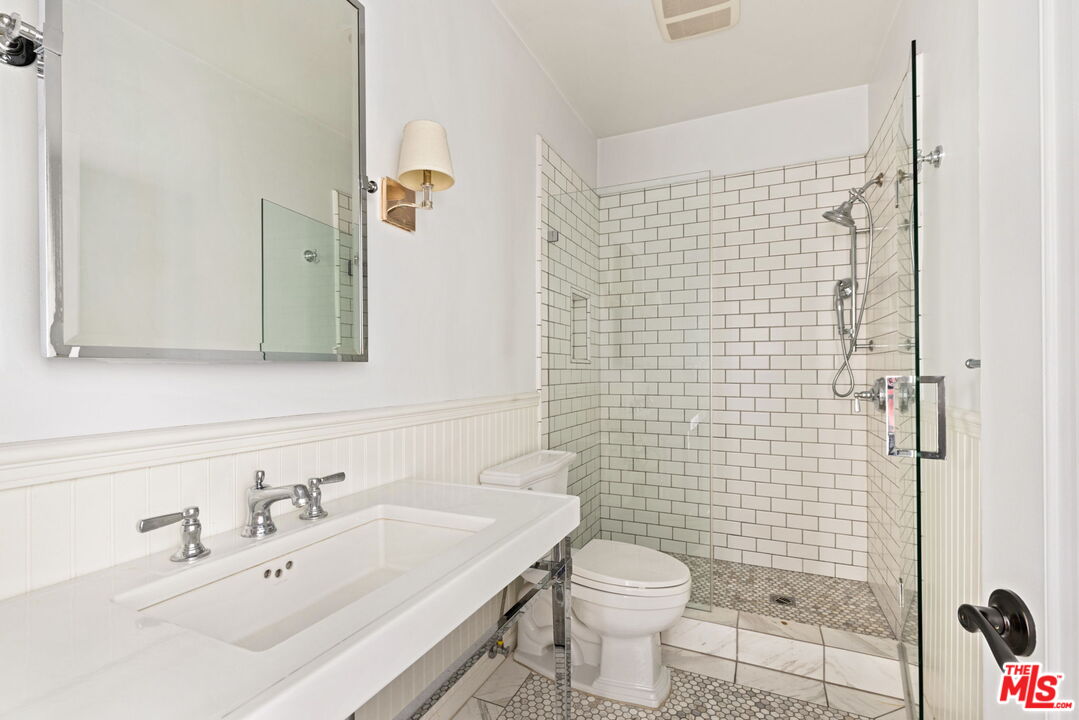 1814 Thayer Ave Unit: 4