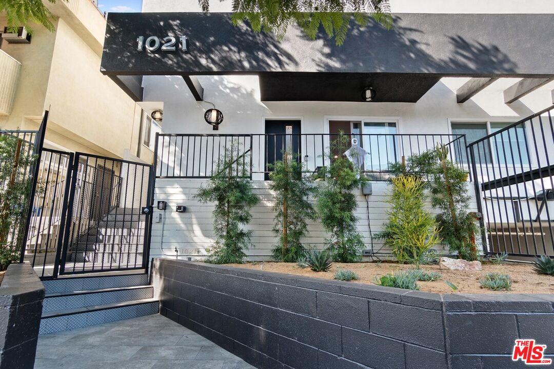 1021 N Genesee Ave Unit: 9