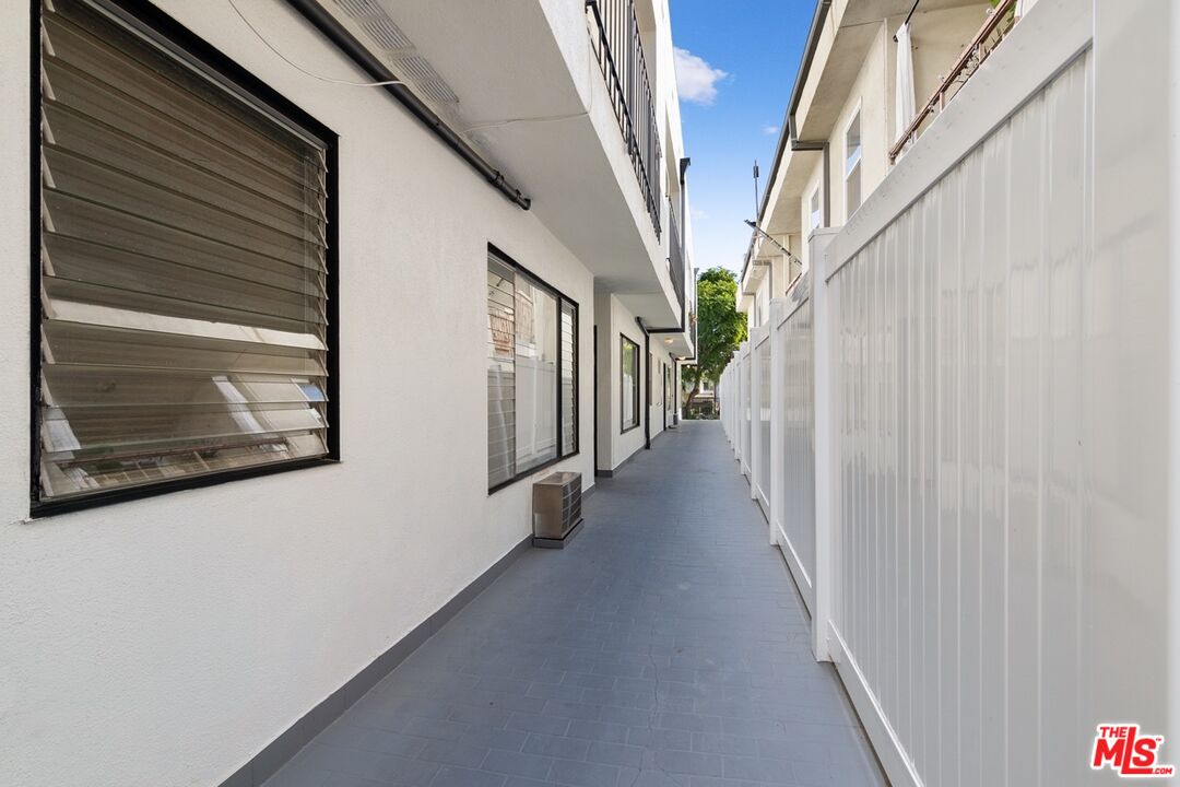 1021 N Genesee Ave Unit: 9