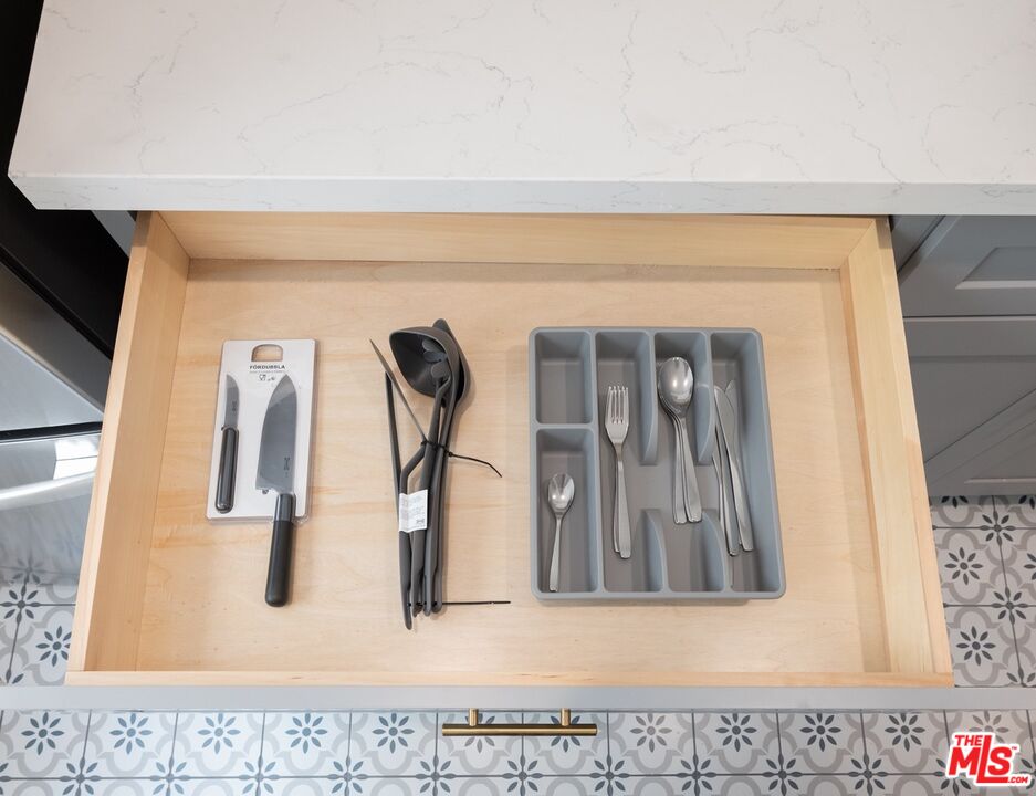 1021 N Genesee Ave Unit: 9