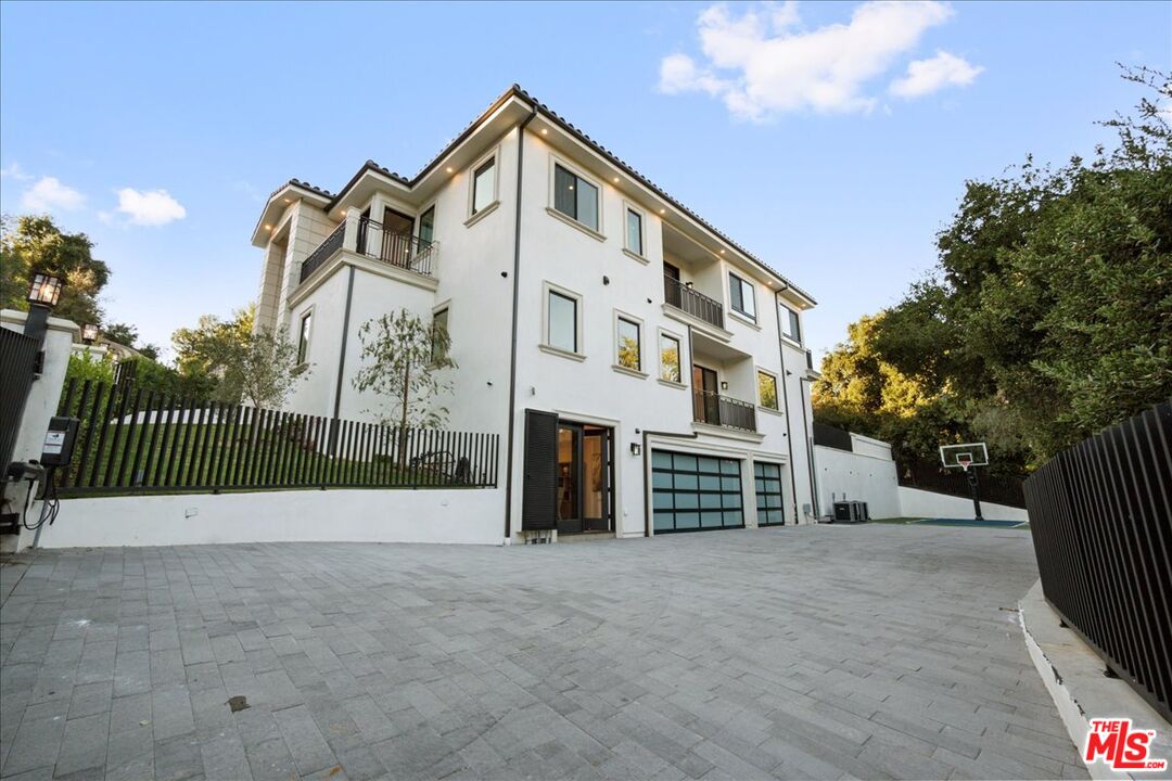 4351 Vanalden Ave
