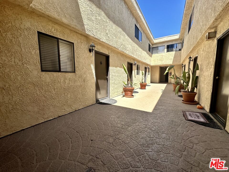 5240 Whitsett Ave Unit: 6