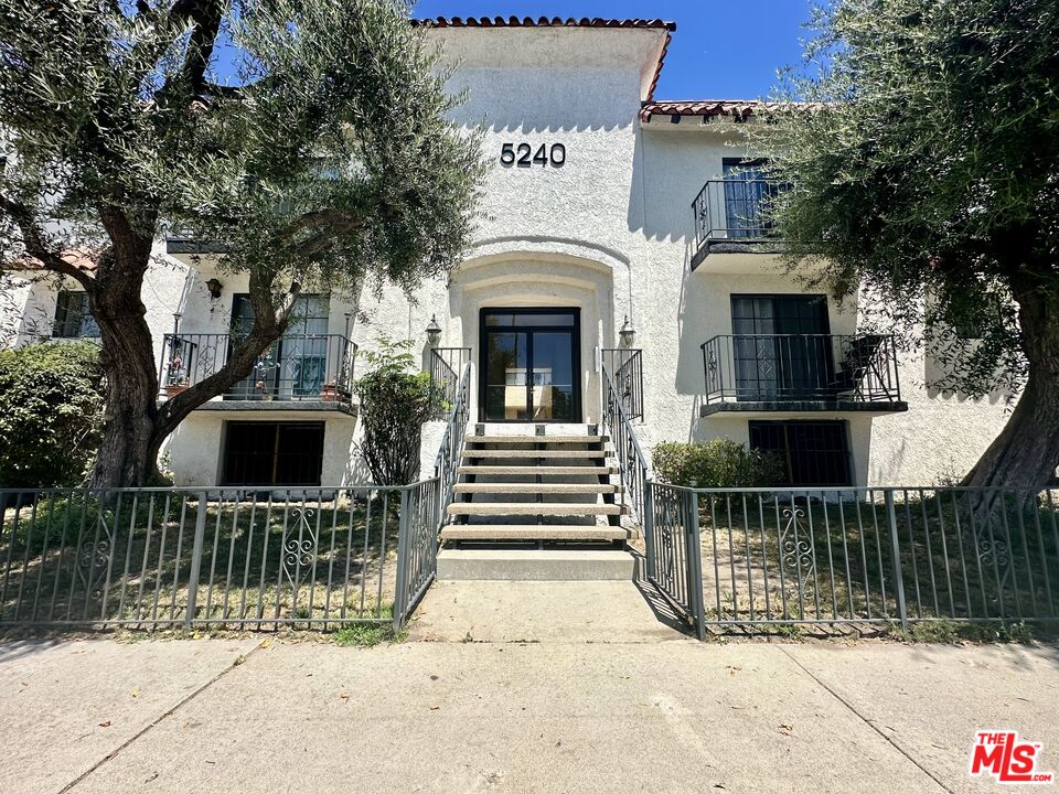 5240 Whitsett Ave Unit: 6