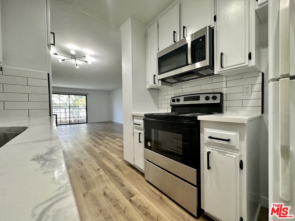 5240 Whitsett Ave Unit: 6