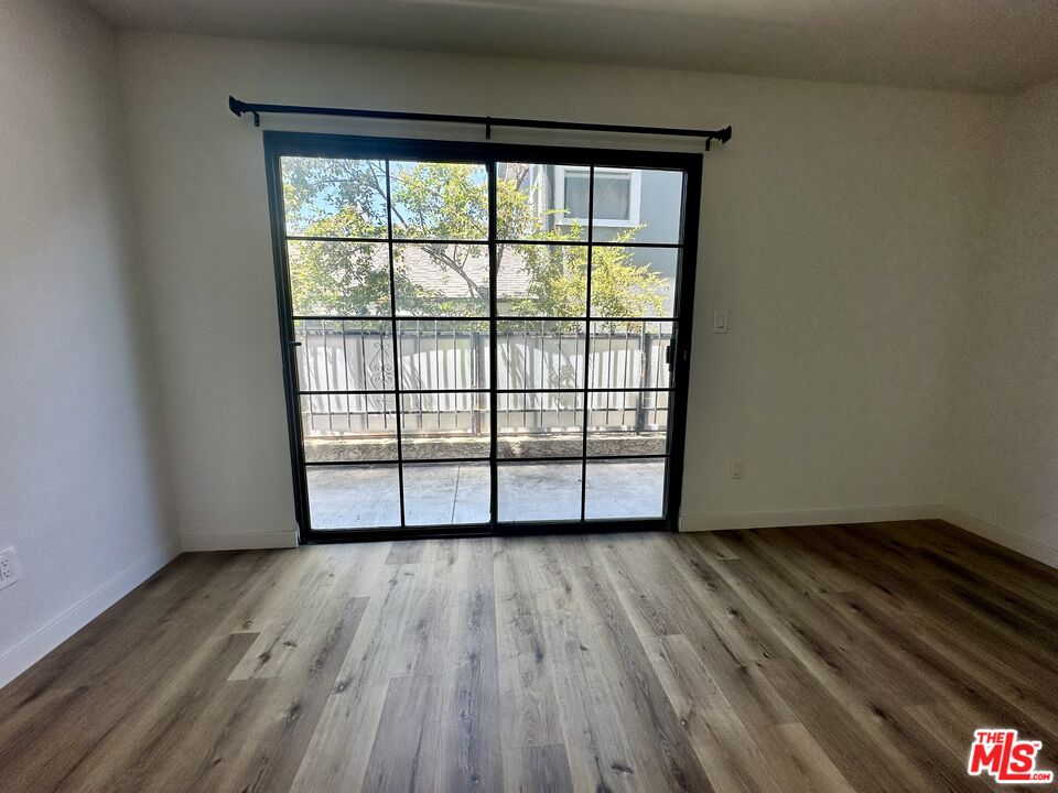 5240 Whitsett Ave Unit: 6