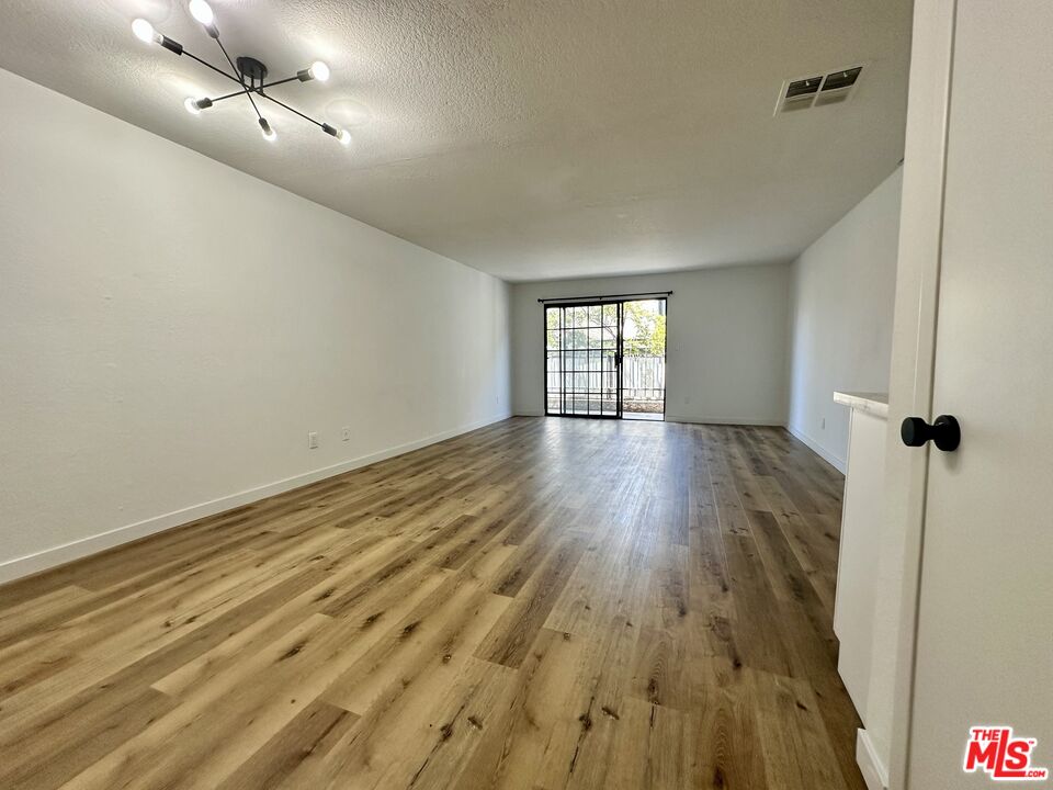 5240 Whitsett Ave Unit: 6