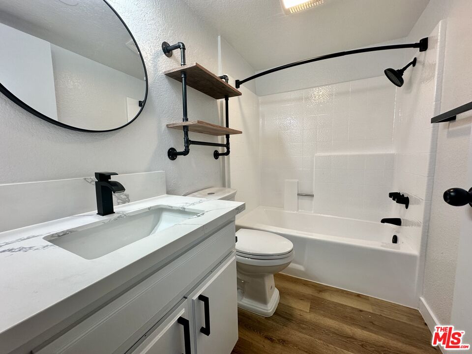 5240 Whitsett Ave Unit: 6