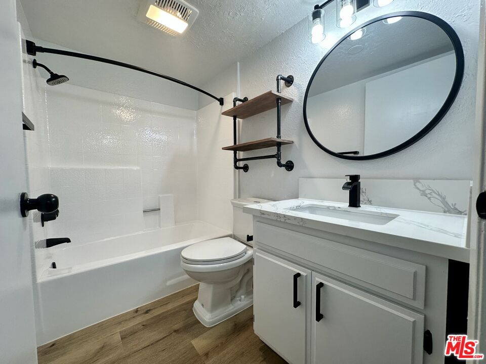 5240 Whitsett Ave Unit: 6