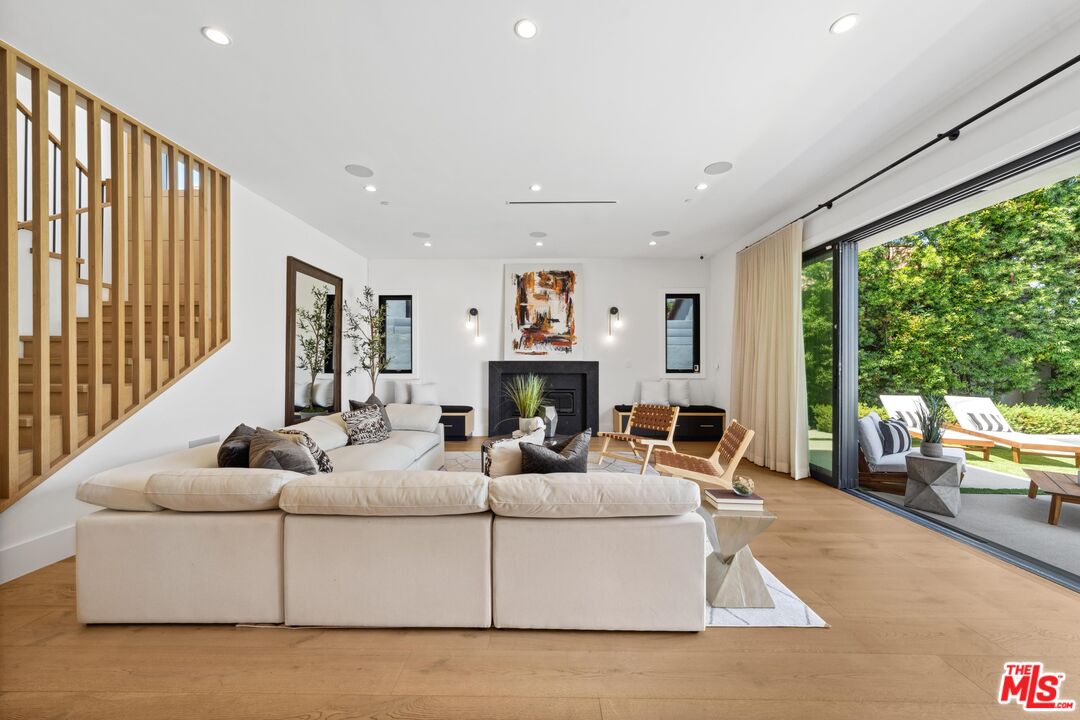 3170 Grand View Blvd