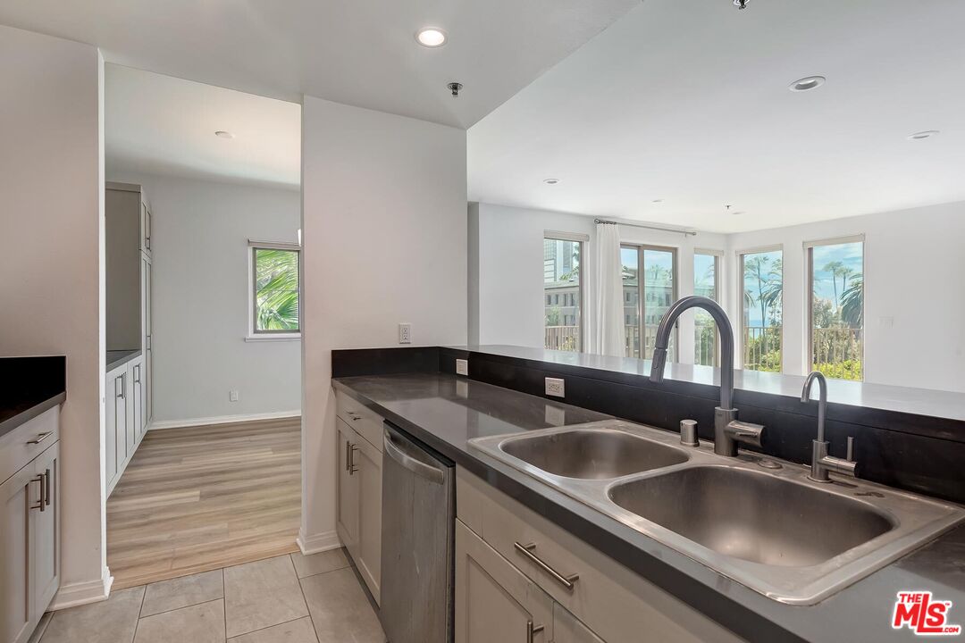 211 California Ave Unit: #502