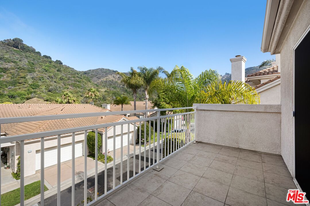 668 Palisades Dr