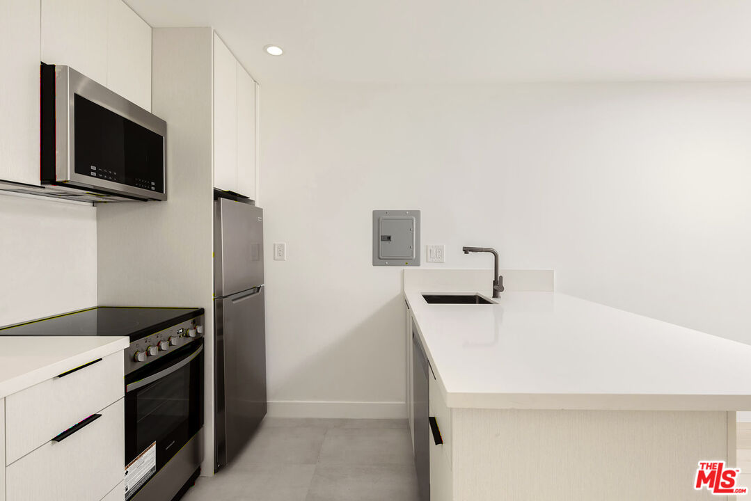 120 S Canon Dr Unit: 2