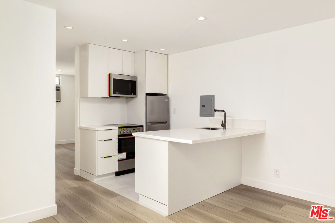 120 S Canon Dr Unit: 2