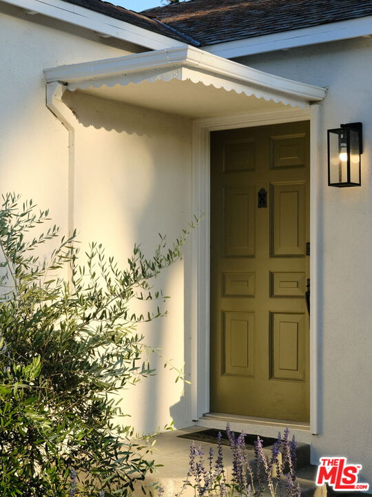 596 N Sierra Madre Blvd