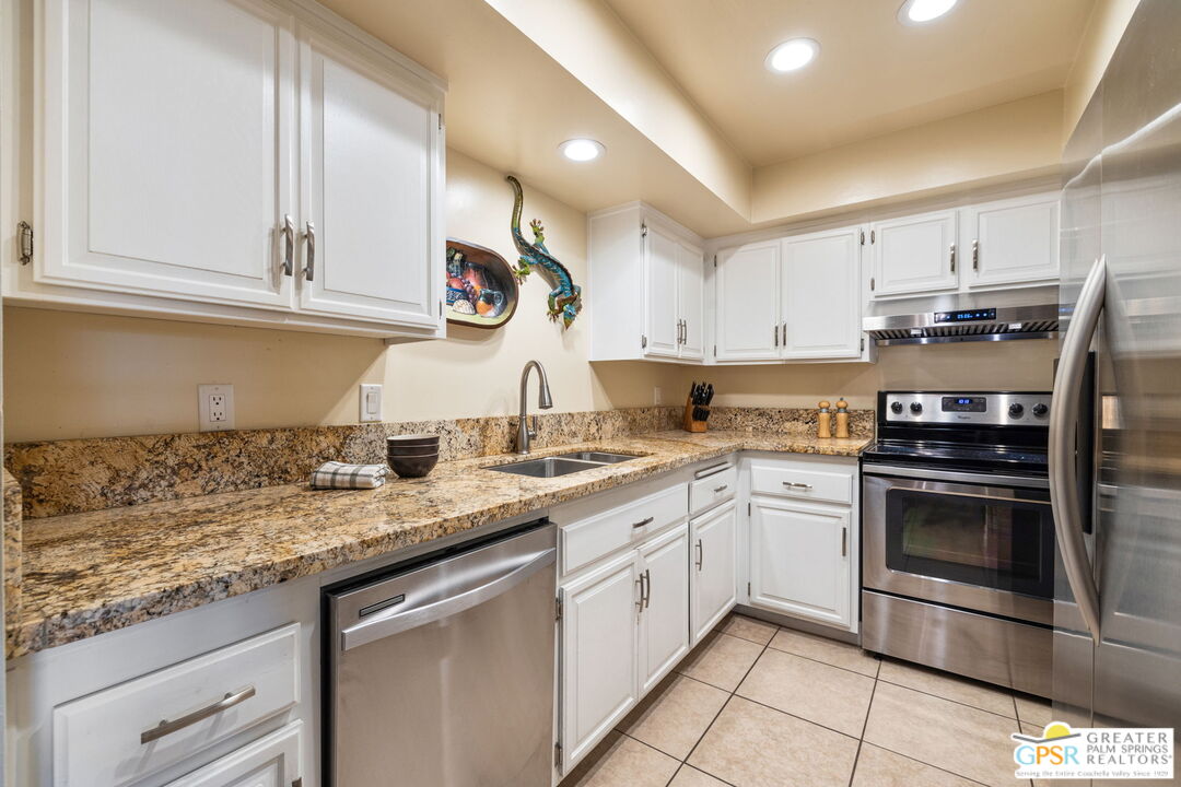 605 E Amado Rd Unit: 618