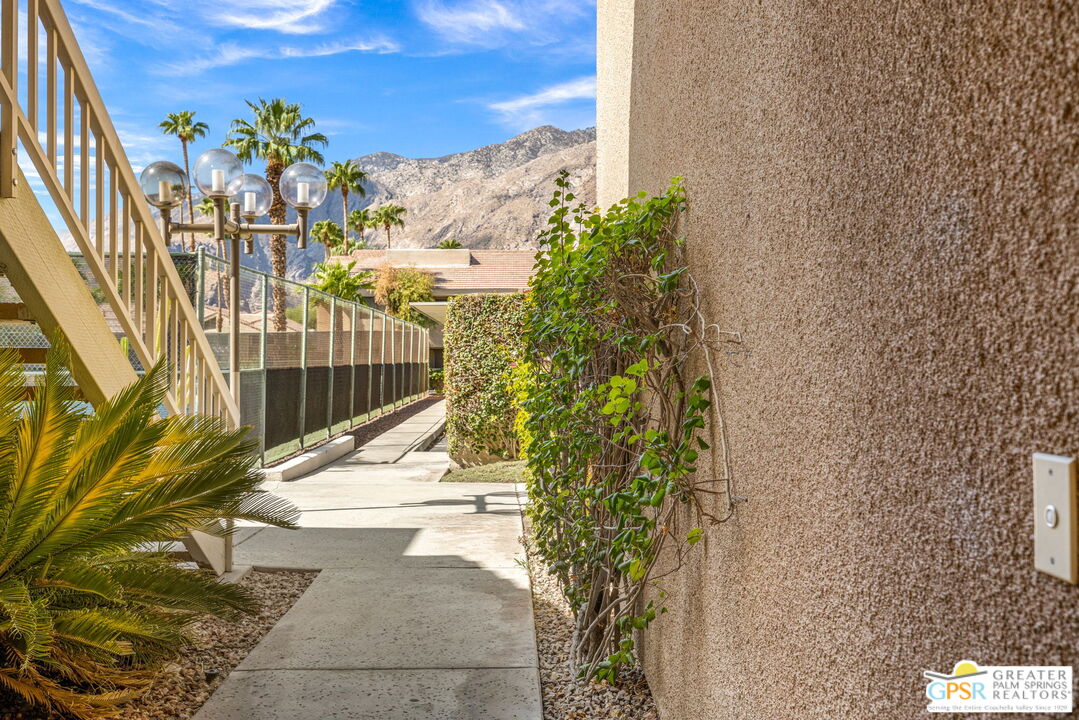 605 E Amado Rd Unit: 618