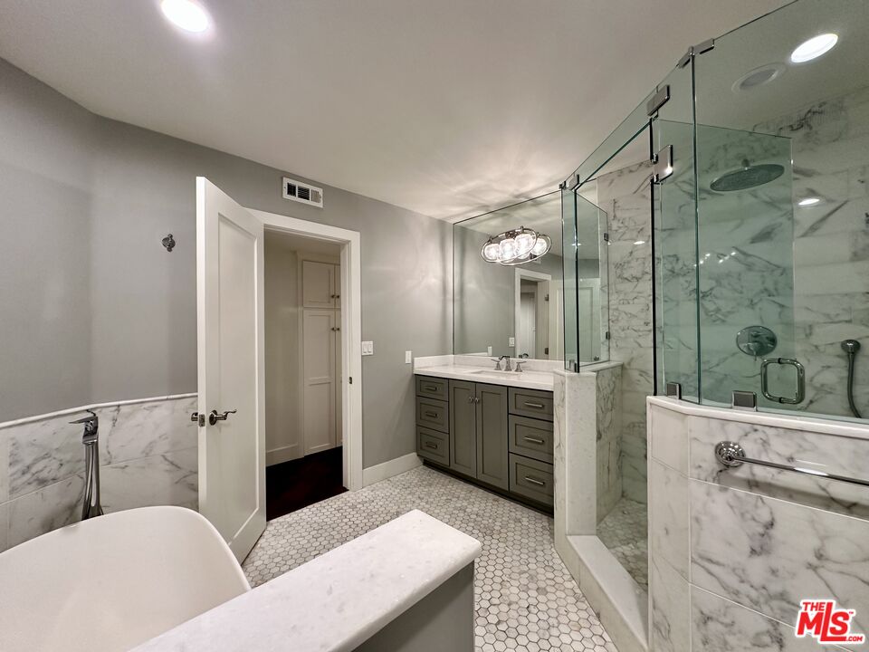 133 S Oakhurst Dr Unit: 102