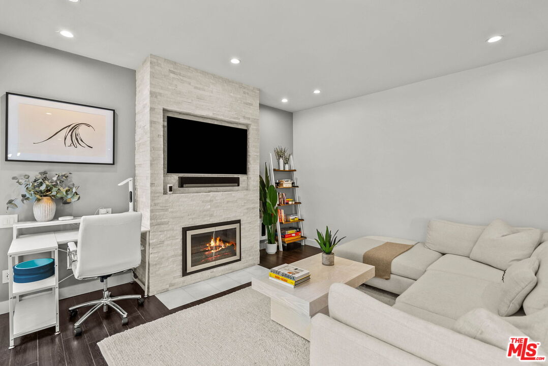 2909 Arizona Ave Unit: 15