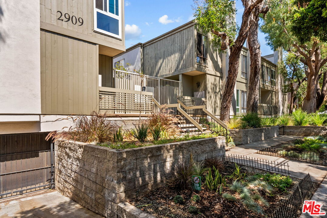 2909 Arizona Ave Unit: 15