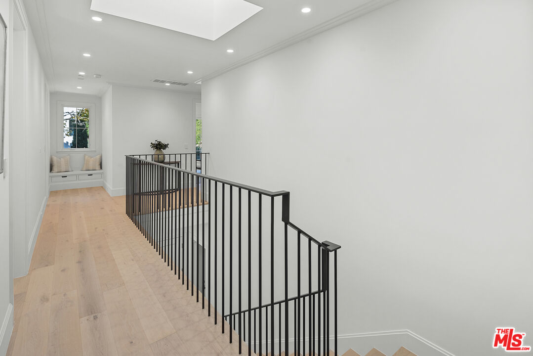 312 E Rustic Rd
